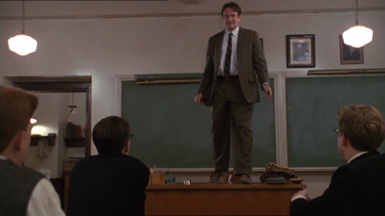 Una scena cult del cinema mondiale: il compianto Robin Williams interpreta il professore che tutti vorremmo avere nell'Attimo Fuggente